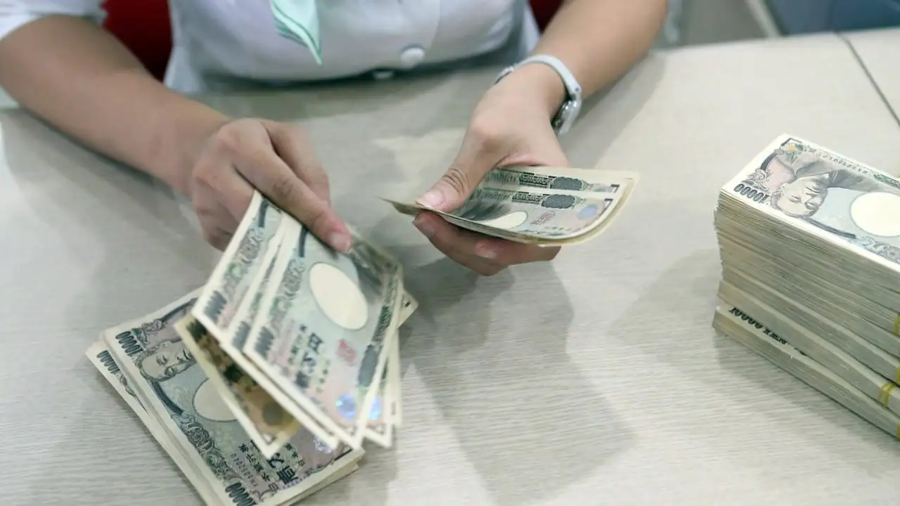 الدولار الأمريكي يشهد ارتفاعًا ملحوظًا في سعر الصرف اليوم.
